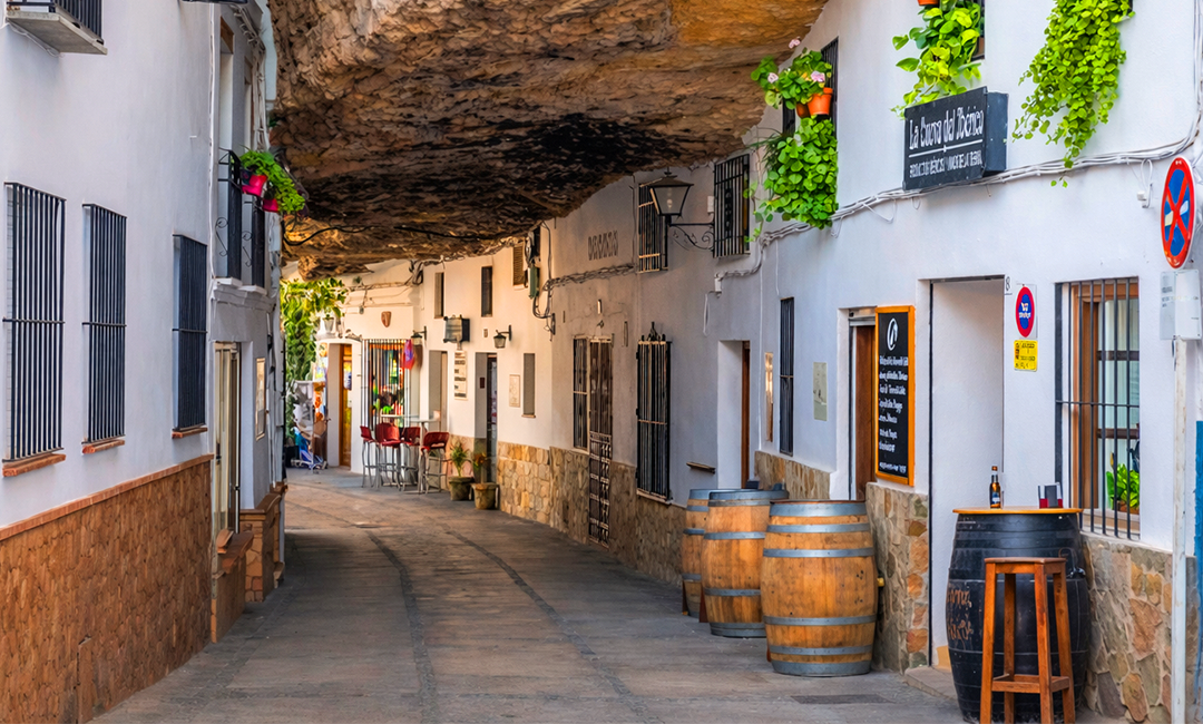 Cuevas del Sol y Cuevas de la Sombra: cómo recorrer el Setenil más singular